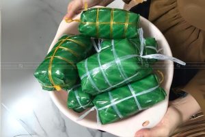 Artificial banana leaves for food presentation